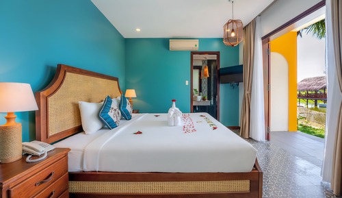 CALM LAKE VIEW ROOM
