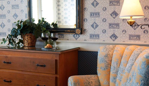 Lodge Room 9