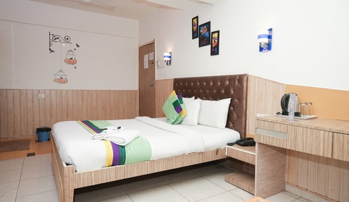 Deluxe & Standard AC Rooms