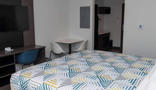 Standard Room, 1 King Bed, Non Smoking, Kitchenette