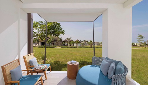 Deluxe Pool Front Room