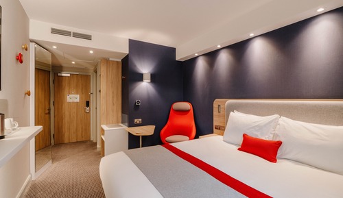Standard Room, 1 Queen Bed (with Free Breakfast)