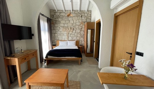 Exclusive Quadruple Room, 1 Bedroom, Bathtub, Pool View
