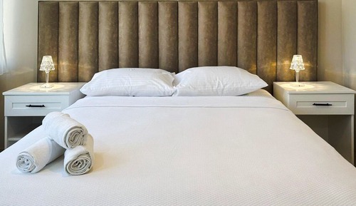 Business Room, 1 Queen Bed, Non Smoking, Ground Floor
