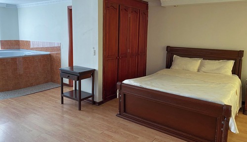 Suite, Jetted Tub