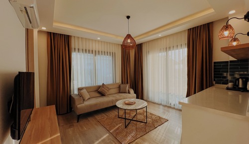 Deluxe Apartment, 1 King Bed, Pool View