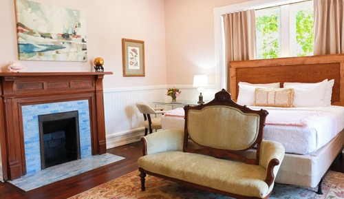 Camel City King Room