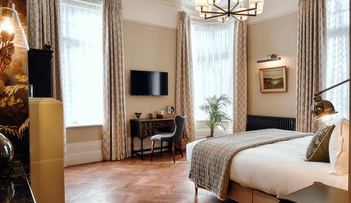 QUEEN ROOM