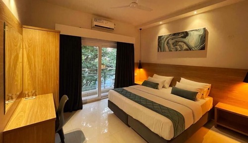Eiffel Luxury Suite with Balcony