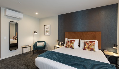 Executive Studio, 1 King Bed, Balcony, Mountain View
