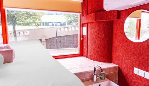 Party Room (shared bathroom)