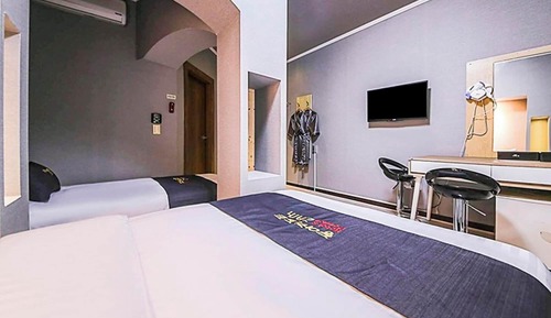 Room ([Motel Building]-Queen + Single Room )