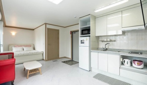 Room (Building A Room 201 (Ocean View/Priva)
