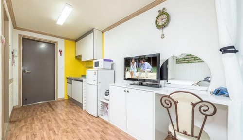 Room (Sunflower Room 1)