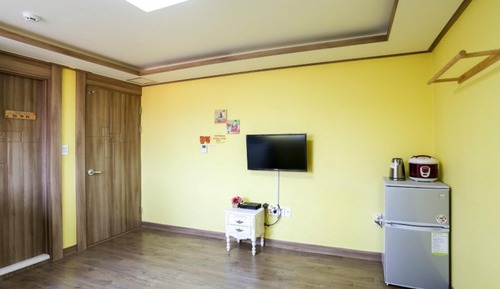 Room (Room 102 Dressing Room)