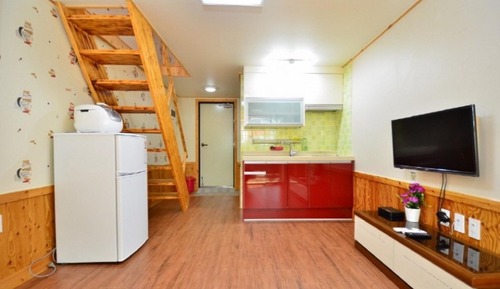 Room (Room 103 White Room)