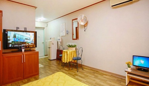 Room (Chrysanthemum-Chrysanthemum)