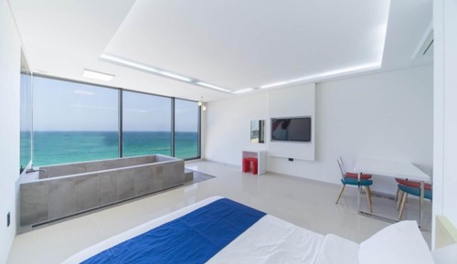 Room (B401 (POOL ocean view free breakfast )