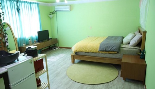 Room (B612)
