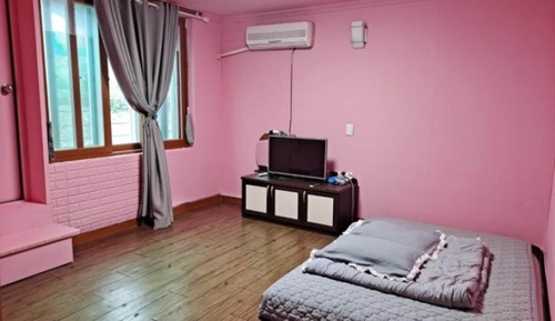 Room (Room 102 (with a dog))