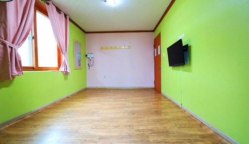 Room (Room 201)