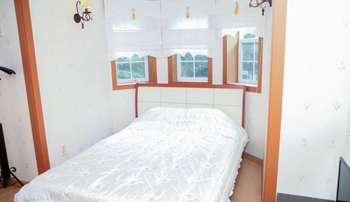 Room (Room 103)