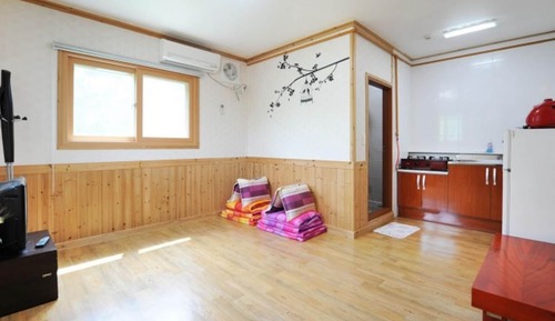 Room (Chrysanthemum)