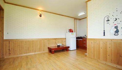 Room (Plum)