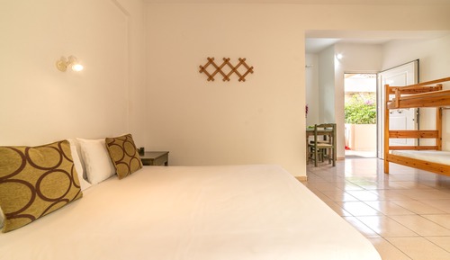 Family Room (2 adults & 2 children or 3 adults)