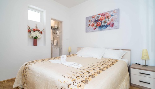 Apartment (One Bedroom Apartment with balcony an)