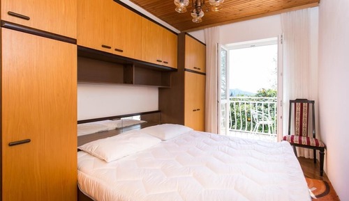 Apartment (One-Bedroom Apartment with Balcony an)