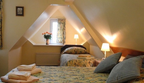 Suite, Ensuite (2 Ad& 1Ch 6 years above)