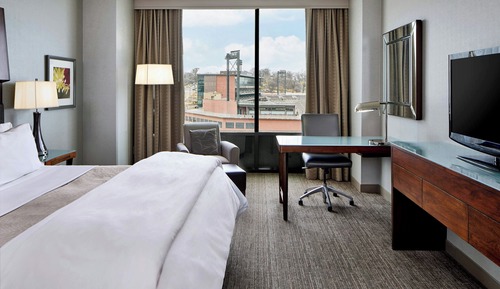 Deluxe Room, 1 King Bed, Corner