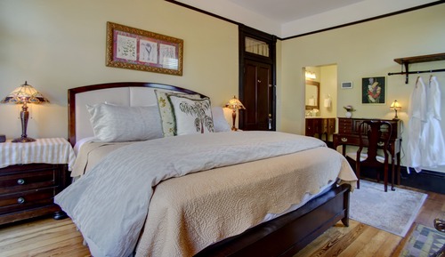 Chinaberry Balcony, Premier Room, 1 King Bed, Balcony