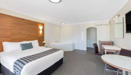 Deluxe Room, 1 Queen Bed, Jetted Tub