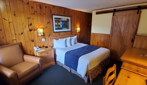 Standard Room, 1 Queen Bed (Middle Building)