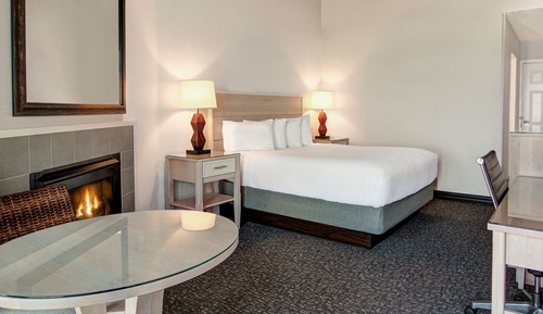 Traditional 1 Queen Bed Fireplace Top Floor Balcony (No Pets Allowed)