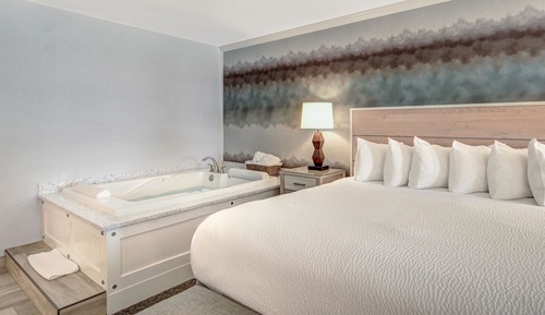 Admirals King Spa Suite (No Pets Allowed)