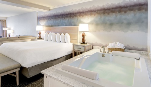 ADMK Admirals King Spa Kitchen Suite (No Pets Allowed)