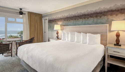 Classic Two Bedroom 1King & 2Doubles Top Floor (No Pets Allowed)