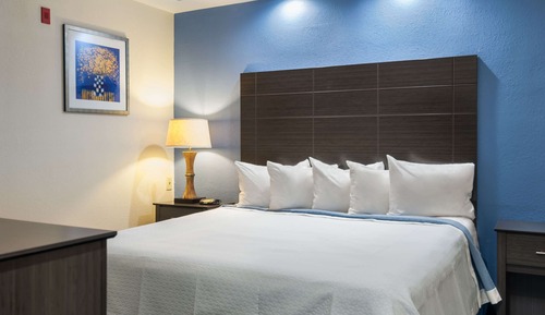Suite, Multiple Beds, Roll-in Shower (2 Queen Beds, Mobility Accessible)