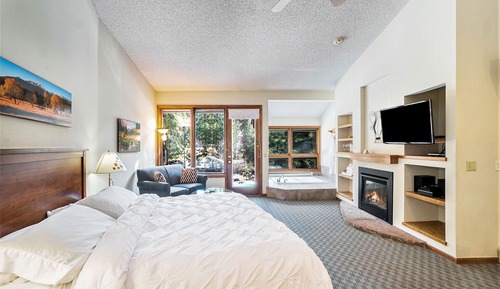 Spa Suite (1 King Bed, Kitchenette)