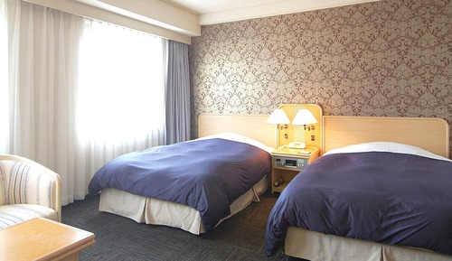 Twin Room, Smoking