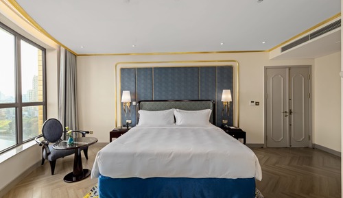 Suite, 1 King Bed (Golden)