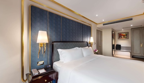 Premier Room, 1 King Bed, Lake View