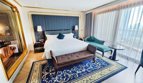 Classic Room, 1 King Bed (Golden)