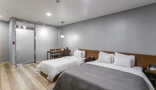 Room (Deluxe Twin Semi-basement)