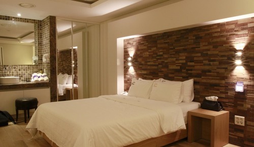 Room (Standard Queen)