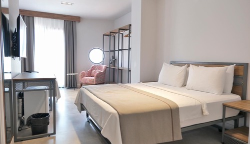 Deluxe Quadruple Room