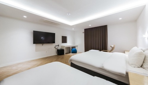 Room (Twin)